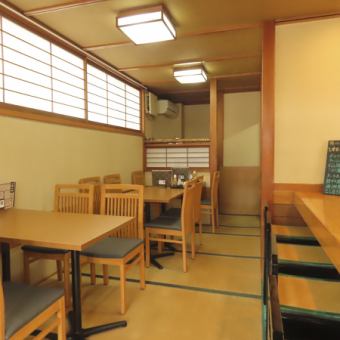 貸切時は、店内全体を使ってゆったりと過ごせるのが魅力。畳のやわらかさと木のあたたかみが心地よく、年齢問わず快適なひとときに。お祝いごとや親戚の集まりなどにも最適で、料理の内容や席の使い方も希望に合わせて相談できます。