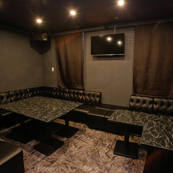 完全防音個室です。最大15名可能です。個室料として1時間5,000円となっております。合コン・接待・各種宴会で大人気となっております。人目も気にせず、お楽しみ頂けます。3・4階フロア貸切で最大で35名可能です。