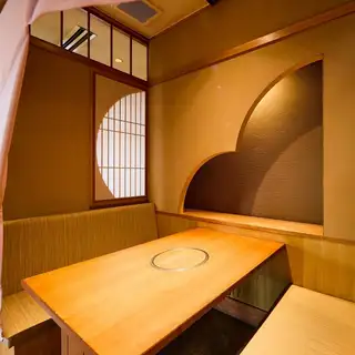 ご家族の団らんから、友人同士の会食、さらに大人数での宴会まで、幅広く対応させていただける個室から広間までご用意しています。