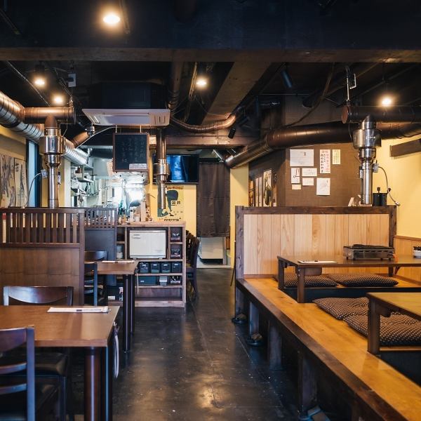 ≪店内雰囲気≫ご家族やご友人とのお食事にぴったり！普段使いできる地域密着型の焼肉店♪アットホームな雰囲気と木目を基調とした温かみのある店内空間でたのしいひとときをお過ごしください♪