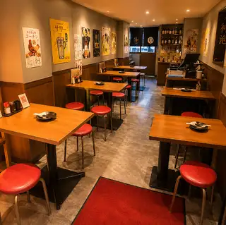 店铺内部装修风格为复古日式风格。在优雅的环境中，享受精致的氛围、美味的食物和饮品，这里是成人的理想之选。