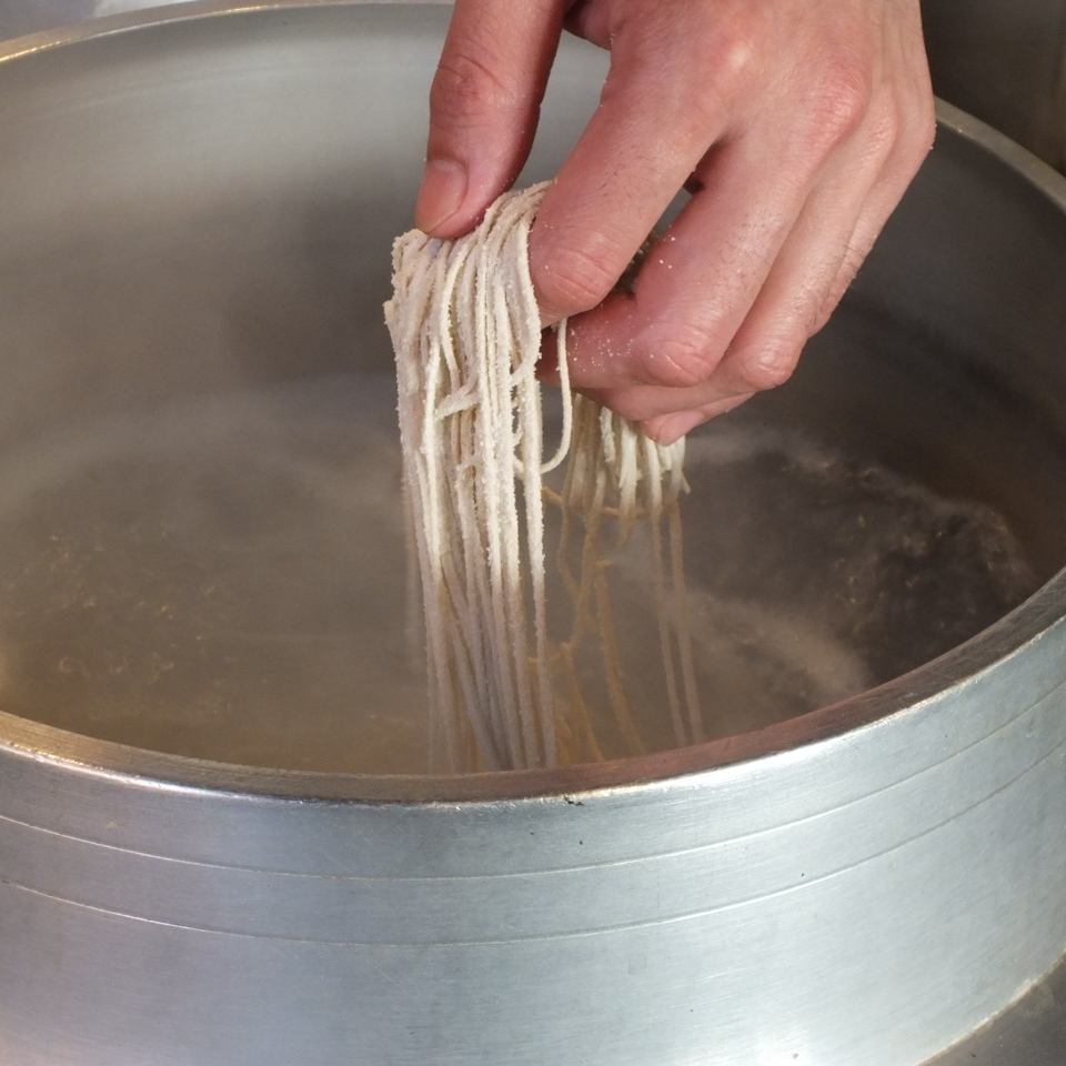 〆のお蕎麦は拘りぬいた窯で茹で上げます。