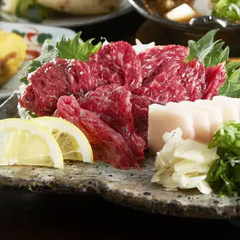 ハードに働く男なら、お腹一杯の看板コース。2H飲み放題付き!馬刺串焼コース9品6500円