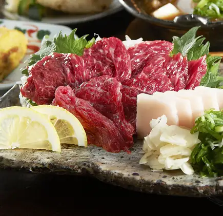 For a hard-working man, this signature course will fill you up.2-hour all-you-can-drink included! 9-course horse sashimi and skewer grilling set: 6500 yen