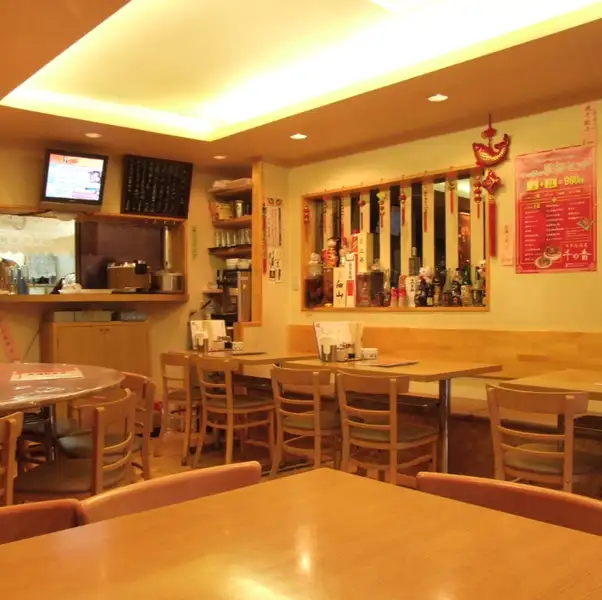 中国の伝統的な装飾が施された店内は、どこか懐かしく落ち着く空間。壁には種類豊富な薬酒や紹興酒がズラリと並び、本格的な雰囲気を演出しています。お席は全席紙たばこの喫煙が可能で、愛煙家の方にも嬉しい環境。気心知れた仲間とともに、ゆったりとした時間をお過ごしいただける大人の隠れ家です。