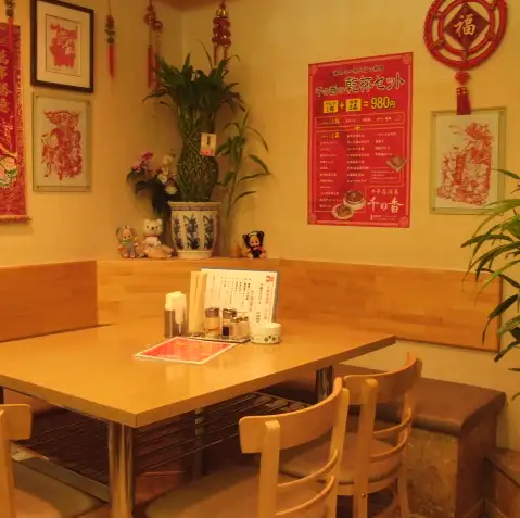 店内には4名様掛けのテーブル席を4卓、8名様で囲める円卓を1卓ご用意しております。テーブル席は結合可能で、最大12名様までのグループ利用にも対応。また、最大22名様での店舗貸切も承っております。ご予算に合わせた宴会も可能ですので、歓送迎会や打ち上げなど、特別な日の集まりにぜひご利用ください。