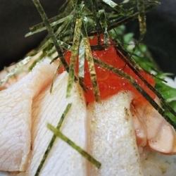 いくらがのった海の幸の炙り丼