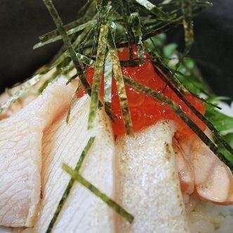 いくらがのった海の幸の炙り丼