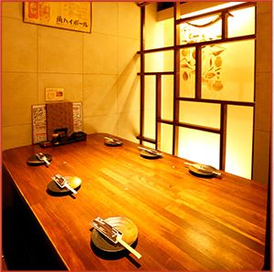 The tatami room where the stylish Japanese space spreads is digging and digging all seats.If you remove the partition, banquets with a large number of people are perfect!