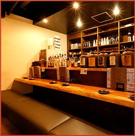 <p>The counter seat has a sofa with cushions so you can relax! For one or two people, we have a seat where you can drink slowly at the counter and enjoy rice ★</p>