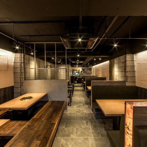 2015年にオープンしたこともあり清潔感あふれる店内となっております。広々とした店内でゆっくりとしたひと時をお過ごし頂けます。お席のバリュエーションは豊富なので、少人数から宴会まで様々なシーンでご利用いただけます。ご要望がございましたら一度お電話にてご相談くださいませ。