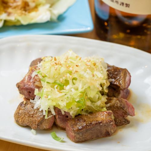 [Guaranteed to go well with alcohol] "Liver steak with sesame salt" with the flavor of sesame oil and refreshing green onions, 440 yen (tax included)