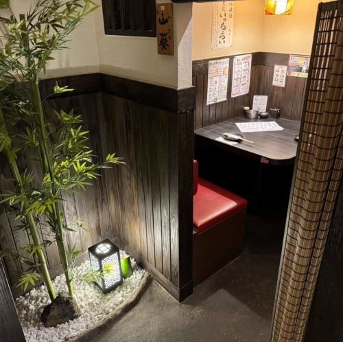 <p>【2名様用の個室席も◎】プライベートにお楽しみいただけるよう、2名様からお使いいただける個室空間をご用意！デートなど2人でゆっくり楽しみたい日には是非ご利用ください◎</p>