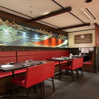 4名テーブル席※席と席の間にロールスクリーンで視線はシャットアウトできます