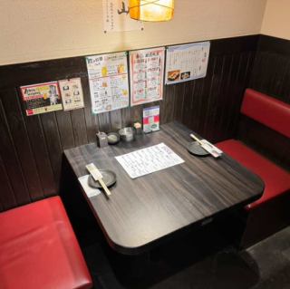 対面の2名テーブル席　喫煙可