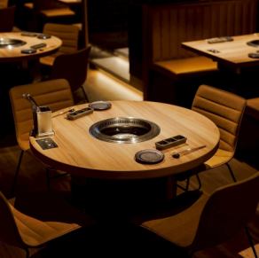 ２名様専用円卓テーブル【高槻/高槻市/焼肉/高槻駅/高槻駅/食べ飲み放題/高槻市駅/高槻市駅居酒屋/ランチ/高槻 焼肉/食べ放題/牛角/あたぼうや/女子会/送別会/歓迎会】