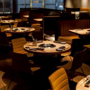 ４名様専用円卓テーブル【高槻/高槻市/焼肉/高槻駅/高槻駅/食べ飲み放題/高槻市駅/高槻市駅居酒屋/ランチ/高槻 焼肉/食べ放題/牛角/あたぼうや/女子会/送別会/歓迎会】