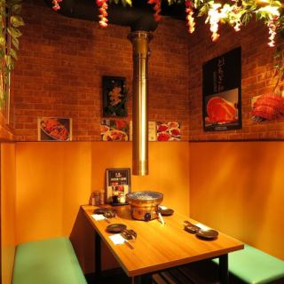 [Luxury Yakiniku Tenryu] The stylish interior of the restaurant.The warmth of the wood grain creates a cozy atmosphere ♪ The air conditioning that does not easily smell is also nice consideration ☆ Please relax in the cozy "Tenryu".An open space where you can easily "grill meat" by "chartering"! Please use it for various banquets such as student launches, company banquets, and alumni associations.