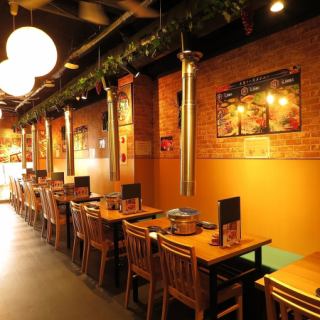 [Luxury Yakiniku Tenryu] The stylish interior of the restaurant.The warmth of the wood grain creates a cozy atmosphere ♪ The air conditioning that does not easily smell is also nice consideration ☆ Please relax in the cozy "Tenryu".An open space where you can easily "grill meat" by "chartering"! Please use it for various banquets such as student launches, company banquets, and alumni associations.