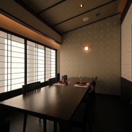 [Fully private room] We have one private room that seats six people.