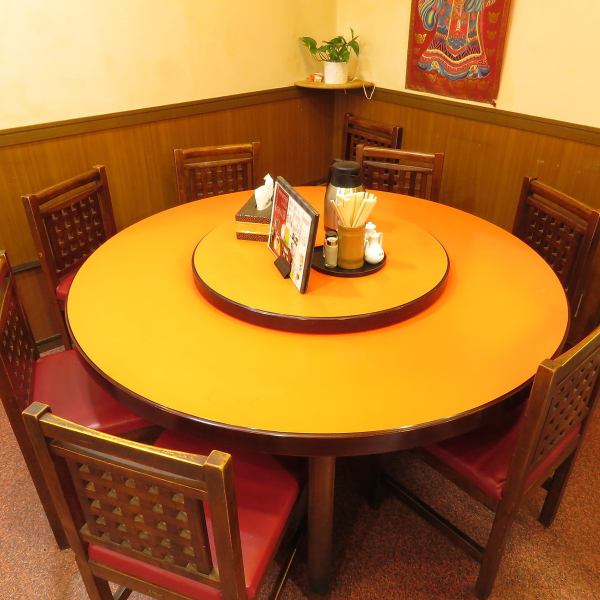 【宴会でワイワイ楽しめる円卓が人気♪】店内奥には円卓もご用意◎ご予約は5名様～OK！最大8名様までのご利用が可能です。仲間内での飲み会にもピッタリ！池袋、要町での宴会には是非ご予約くださいませ。円卓は1卓のみですので、お早目のご予約がオススメです♪