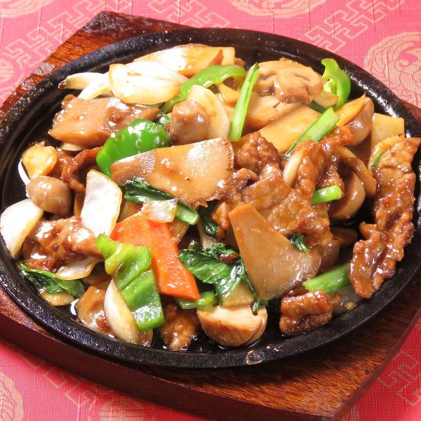 アツアツをご提供！「鉄板牛肉」はお酒のお供に最適◎料理長おすすめメニューは是非ご賞味ください。