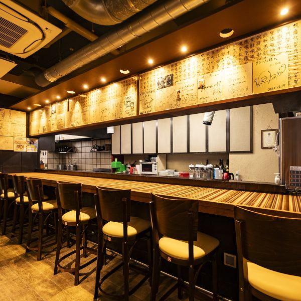 お一人様でのサク飲みや、カップルでのデートに最適なカウンター席。落ち着いた雰囲気の中で、スタッフとの会話を楽しみながらゆったりとお食事をいただけます。肥後橋駅からのアクセスも良く、お仕事帰りにふらっと立ち寄って、こだわりの韓国料理とお酒で一日の疲れを癒やす贅沢な時間をどうぞ。