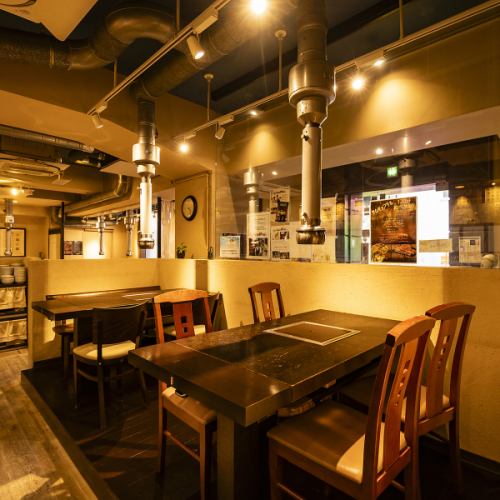 温かみのある照明が灯る店内には、少人数でのランチから、中規模のグループ宴会まで幅広く対応可能のお席を完備♪清潔感のある空間で、周りを気にせずリラックスしながら自慢の焼肉や韓国料理を囲めます。親しい仲間との楽しいひとときをぜひ当店で◎