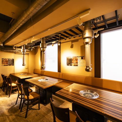 ご家族での団らんや女子会に最適なテーブル席を豊富に完備。4人掛けの使いやすいお席を中心に、6人掛けや8人掛けの大型テーブルもございますので、人数に合わせた最適な配置が可能です♪広々としたお席で、ボリューム満点のサムギョプサルや海鮮チヂミをゆったりとお楽しみください。落ち着いた雰囲気も自慢です。