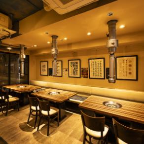 広々としたフロアは、レイアウトの相談も柔軟に承ります。清潔感あふれるモダンな空間は、ビジネスシーンの会食からカジュアルな飲み会まで、どんなプライベートシーンにもマッチ。美味しい韓国料理とともに、心地よい空間で会話が弾む素敵な時間をお過ごしください。