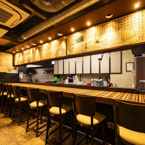 お仕事帰りのサク飲みやカップルでのデートに最適なカウンター席。落ち着いた雰囲気の中で、スタッフとの会話を楽しみながらゆったりとお食事をいただけます。目の前で調理されるライブ感を味わえるのもカウンター席ならではの醍醐味◎肥後橋駅からのアクセスも良く、こだわりの料理とお酒で一日の疲れを癒やしてください。