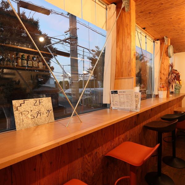【カウンター席】お一人様や少人数でのご来店にぴったりなカウンター席。ほっと一息つけるような温かみのある空間です。デートや会社帰りに楽しみたい方にピッタリです。一人飲みなど少人数でのご来店も大歓迎◎気さくな店主がお待ちしております！
