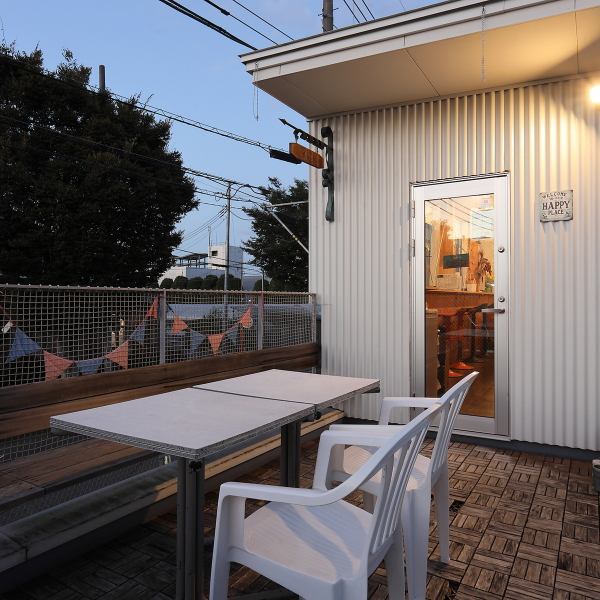 【テラス席】最大8名様まで収容できるテラス席。天気の良い日に外で楽しむお食事は格別です。外の心地よい風が吹く中、当店のお料理を楽しみませんか？季節の移ろいを感じること間違いなし◎テラス席は席数が少なく人気のお席となっております。ご希望の際にはご予約が確実です。