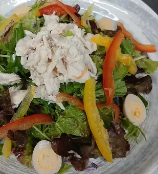 Steamed chicken and quail egg sesame salad