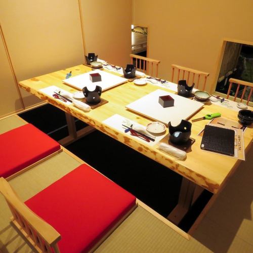 <p>ゆったり落ち着ける完全個室。一部屋ずつ違った雰囲気を愉しめます！隠し部屋のVIPルームも…</p>