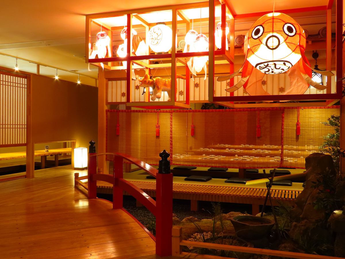 餐廳充滿日式氛圍，設有花園和橋樑，所有座位均為完全私人空間。我們也歡迎預訂課程或座位。