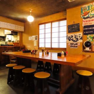 テーブル席。最大10名様。