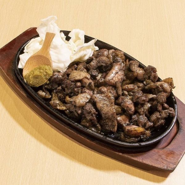 名物炭火焼きは、自慢の地鶏を使用した当店の看板メニュー！