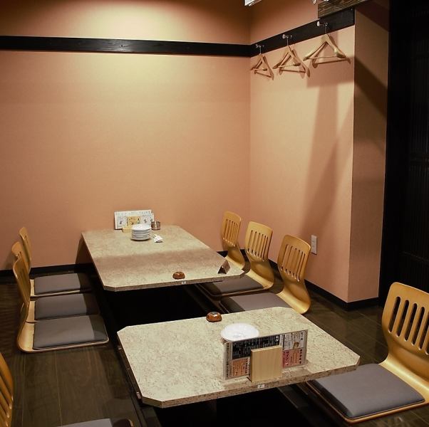 ゆっくりお食事がお愉しみいただける掘りごたつ席はご家族でのお食事や会社の同僚、仲間でのご利用に最適。美味しい料理やドリンクを囲いながら賑わってください。また、お席の調整は人数に応じて柔軟に対応いたしますので、お気軽にご相談ください。急遽決まった飲み会や宴会にも最適なコースも豊富にご用意しております。