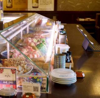 カウンターは15席ご用意しております。お仕事帰りのお食事やサク飲み、カップルやご友人とのお食事に最適です。店内は明るく開放的で、お一人様でもご利用いただきやすい店内を意識しております。