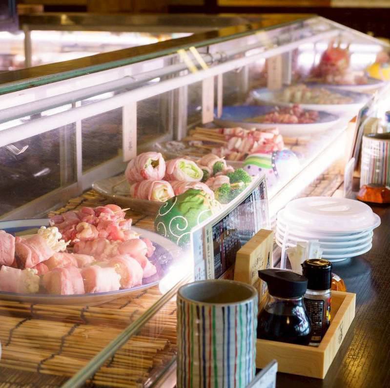 將新鮮的雞肉放在備長炭上慢慢烤熟。和酒也很搭配!