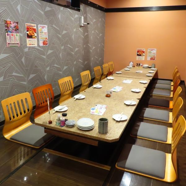 【适合大型团体宴会】温馨的室内装潢和复古的氛围使其成为都城举办大型团体宴会和聚会的理想场所。我们提供许多半私人包间,让您在享用我们招牌炭烤菜肴和当地美食的同时,无需担心周围环境。我们以丰富的饮品选择、居酒屋特有的热闹氛围和热情周到的服务欢迎您的光临。