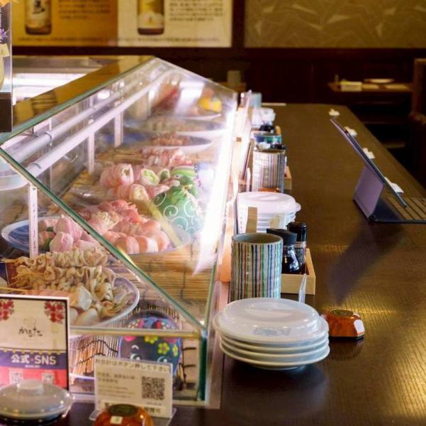 【精致的氛围】作为都城市的一栋居酒屋,本店以烤鸡串为主菜。外观以温暖的红色窗帘和白色灯笼为特色,轻轻地吸引着路人。我们的吧台座位非常适合约会或下班后的聚会,而我们的大桌子可以容纳临时聚会或派对。和朋友们一起度过美好时光吧!