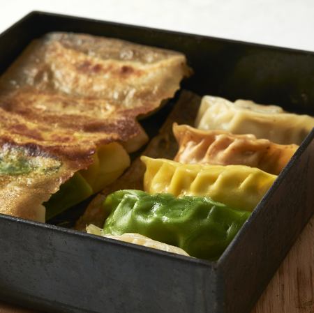 自慢の餃子を5種類盛り合わせ！ごちそう五種盛り合わせ羽根餃子