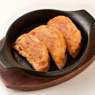 和牛と玉葱のピリ辛ジャンボ焼き餃子3個