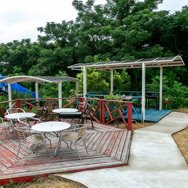 海と森に囲まれた自然あふれるロケーションで、非日常感を味わえるBBQ空間♪すぐそばに海が広がり、波の音をBGMにリラックスしたひとときを楽しめます。駐車場は30台分完備しているので、車での来店も安心◎家族や友人との休日にぴったりのスポットです！
