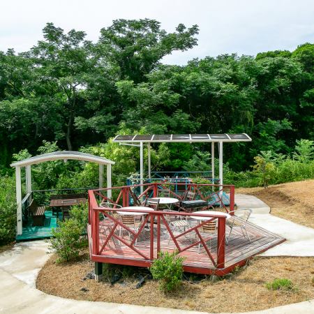 8名様まで利用可能なテラス席を2卓ご用意しています◎
