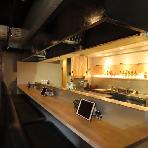 【1F カウンター席】カウンター席は6席ご用意しております。カウンターでは、ライブ感を味わいながら、お楽しみいただけるお席です♪