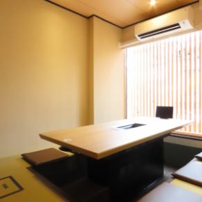 【2F 個室掘りごたつ席】2名様～6名様までの個室掘りごたつ席をご用意しております。こちらの席では、個室空間で掘りごたつ席なのでゆったりとおくつろぎいただけます。記念日、接待など大切な時間を落ち着いた空間でごゆっくりと。
