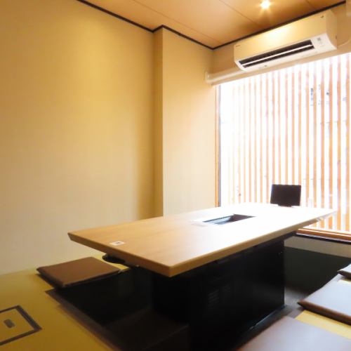 【2F 個室掘りごたつ席】2名様～6名様までの個室掘りごたつ席をご用意しております。こちらの席では、個室空間で掘りごたつ席なのでゆったりとおくつろぎいただけます。記念日、接待など大切な時間を落ち着いた空間でごゆっくりと。